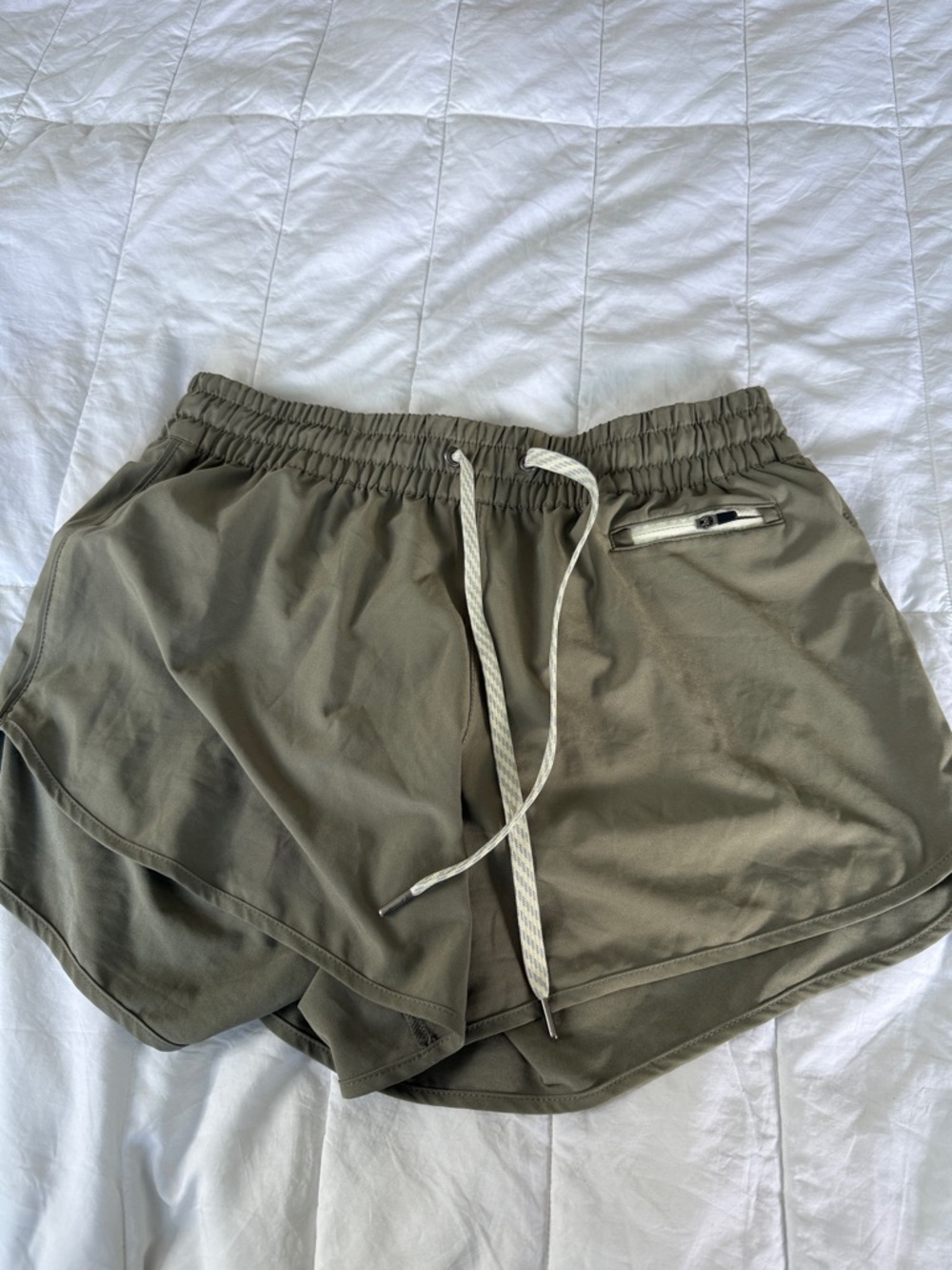 Vuori Shorts 
4”
Size Medium